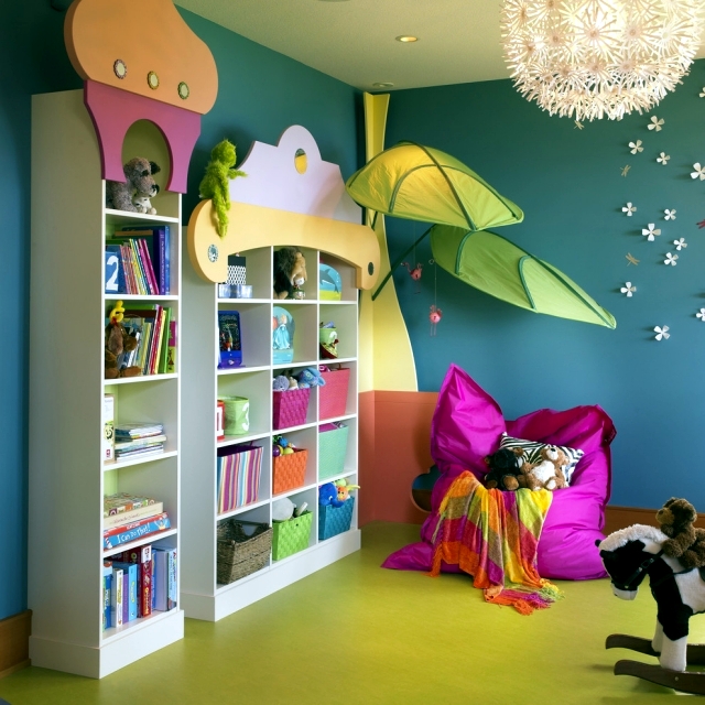 Чтобы комната стала интереснее, добавьте на стены ярких красок!