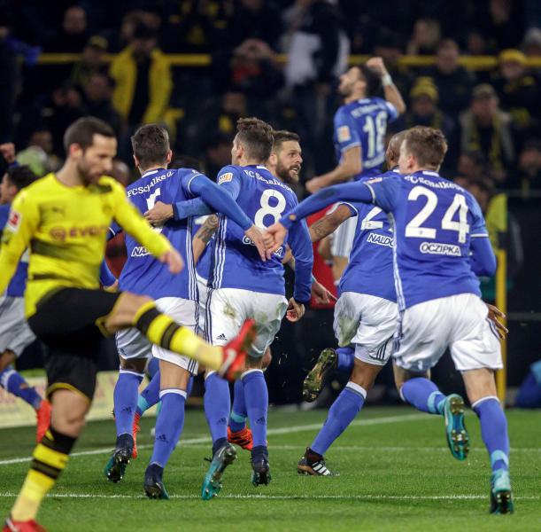 «Шальке» в сумасшедшем матче вырвал вничью в Дортмунде